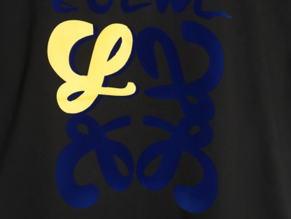 Loewe/羅意威 25ss 塗鴉彩繪植絨印花短袖T恤
260g棉質布料40支雙紗面料，無蝕塵‬毛藝工‬處布理‬面，紡織密度高，垂感佳，不易變形。
厚織感加上緊密紡紗工藝，不會影響Tee的透氣性，成色的飽和度很高
胸前撞色塗鴉彩繪植絨印花工藝
版型上身效果好，百搭好看的一款T恤，寬松版型遮肉顯瘦不挑人
顏色: 白色，黑色
S Size：S-XL