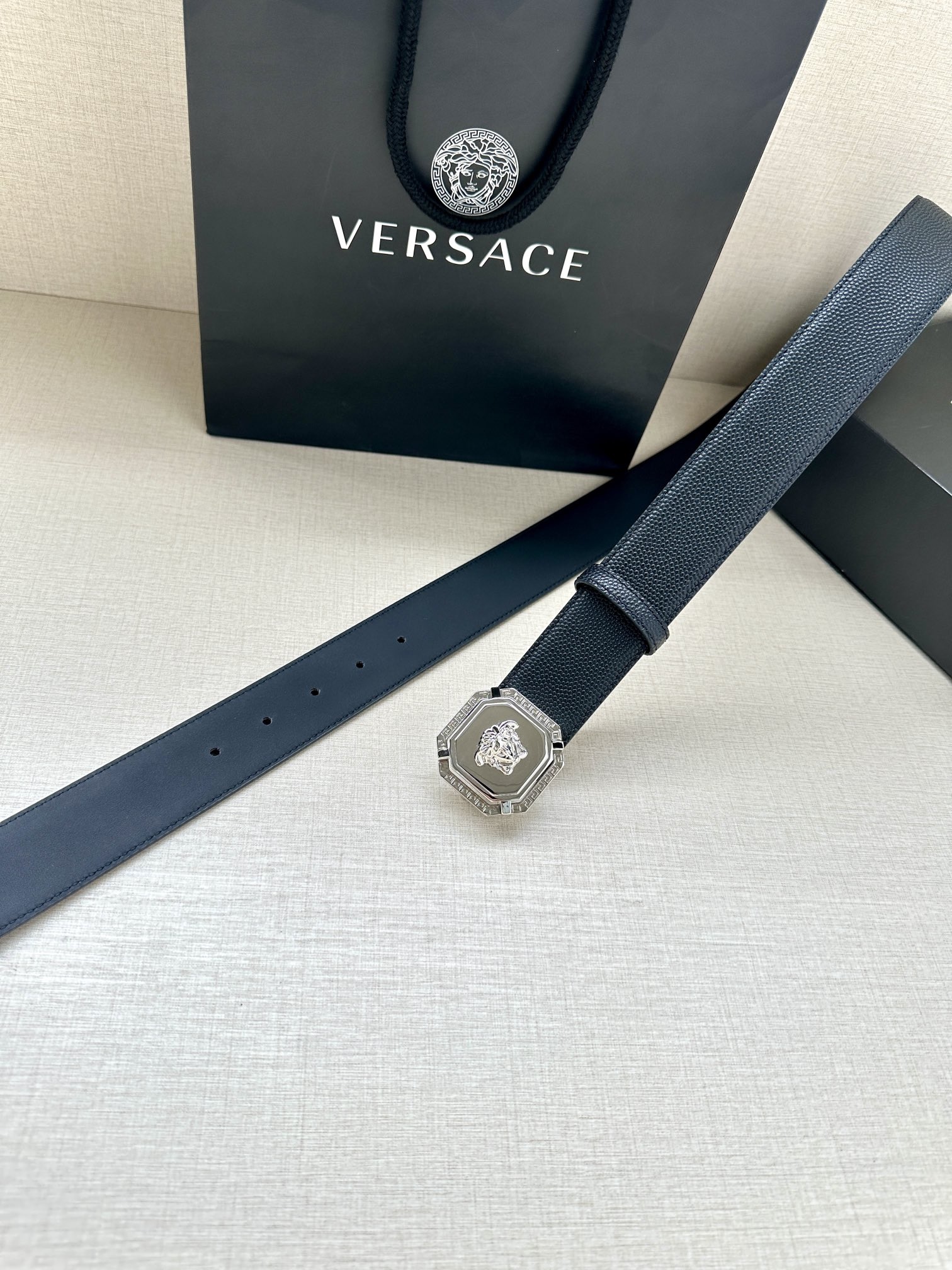 寬度4.0cm VERSACE （範思哲）此款柔軟的皮帶飾3D美杜莎腰帶扣，可搭配正裝或休閒牛仔裝。