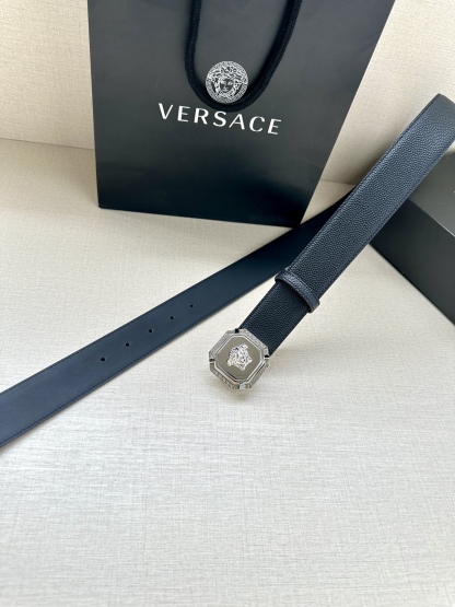 寬度4.0cm VERSACE （範思哲）此款柔軟的皮帶飾3D美杜莎腰帶扣，可搭配正裝或休閒牛仔裝。