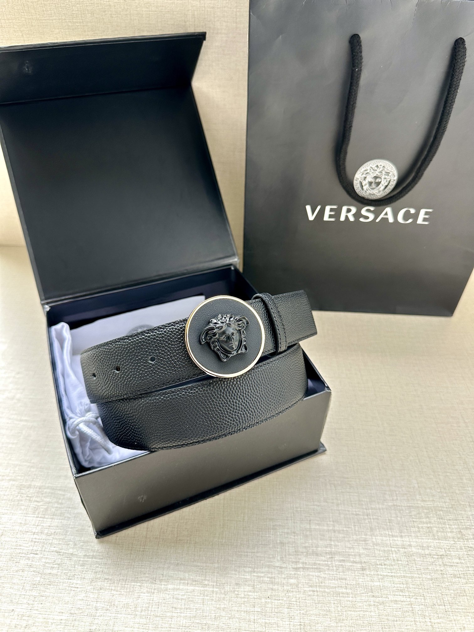 寬度4.0cm VERSACE （範思哲）此款柔軟的皮帶飾3D美杜莎腰帶扣，可搭配正裝或休閒牛仔裝。