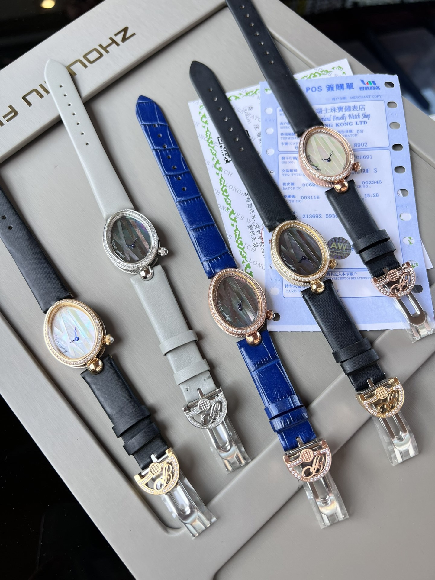 優雅出品史上最強復刻女表——寶璣那不勒斯皇后  黃金殼  系列驚艷登場，修正市場版本的所有不足，高貴典雅，盡顯女王風範！
【表殼】腕表尺寸分別為中號36.5x28.5毫米 小號33 x 25毫米
鵝卵形表殼高雅大氣，表殼外緣飾有錢幣紋。表圈和表殼周圍鑲嵌共117顆施華洛水晶（約0.99克拉）。表冠處鑲有一顆梨形晶石（約0.26克拉）
【精彩細節】
1.與原裝吻合，在表殼背部均打有貴金屬標識，效果清晰工整，彰顯腕表檔次。2.穹面玻璃，從側面看不僅有魚眼效果，還能折射鑽石帶來的璀璨光芒，更顯腕表高貴血統。
3