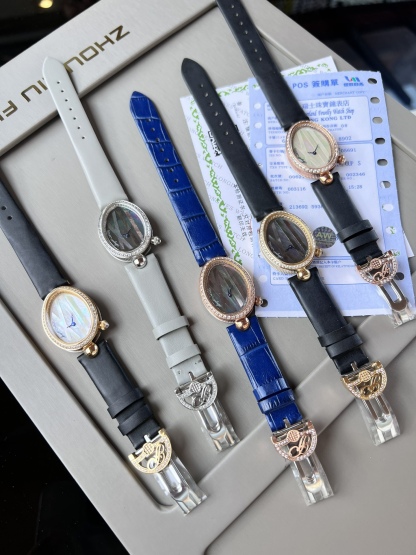 優雅出品史上最強復刻女表——寶璣那不勒斯皇后  黃金殼  系列驚艷登場，修正市場版本的所有不足，高貴典雅，盡顯女王風範！
【表殼】腕表尺寸分別為中號36.5x28.5毫米 小號33 x 25毫米
鵝卵形表殼高雅大氣，表殼外緣飾有錢幣紋。表圈和表殼周圍鑲嵌共117顆施華洛水晶（約0.99克拉）。表冠處鑲有一顆梨形晶石（約0.26克拉）
【精彩細節】
1.與原裝吻合，在表殼背部均打有貴金屬標識，效果清晰工整，彰顯腕表檔次。2.穹面玻璃，從側面看不僅有魚眼效果，還能折射鑽石帶來的璀璨光芒，更顯腕表高貴血統。
3