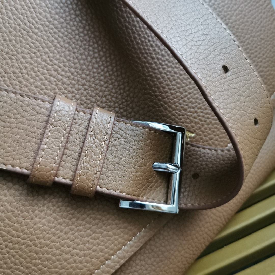 【 原單】🎉新款郵差包🎉🎉2VD069🎉🎉這款皮革單肩包採用進口小牛皮，彰顯時尚休閒格調。精緻小巧，翻蓋廓形搭配可調節肩帶，飾有金屬五金配件和字母徽標。翻蓋設計 上身效果非常酷，寶寶們，趕緊入手吧🎉🎉長22x高22x底12cm🎉🎉🎉👏👏