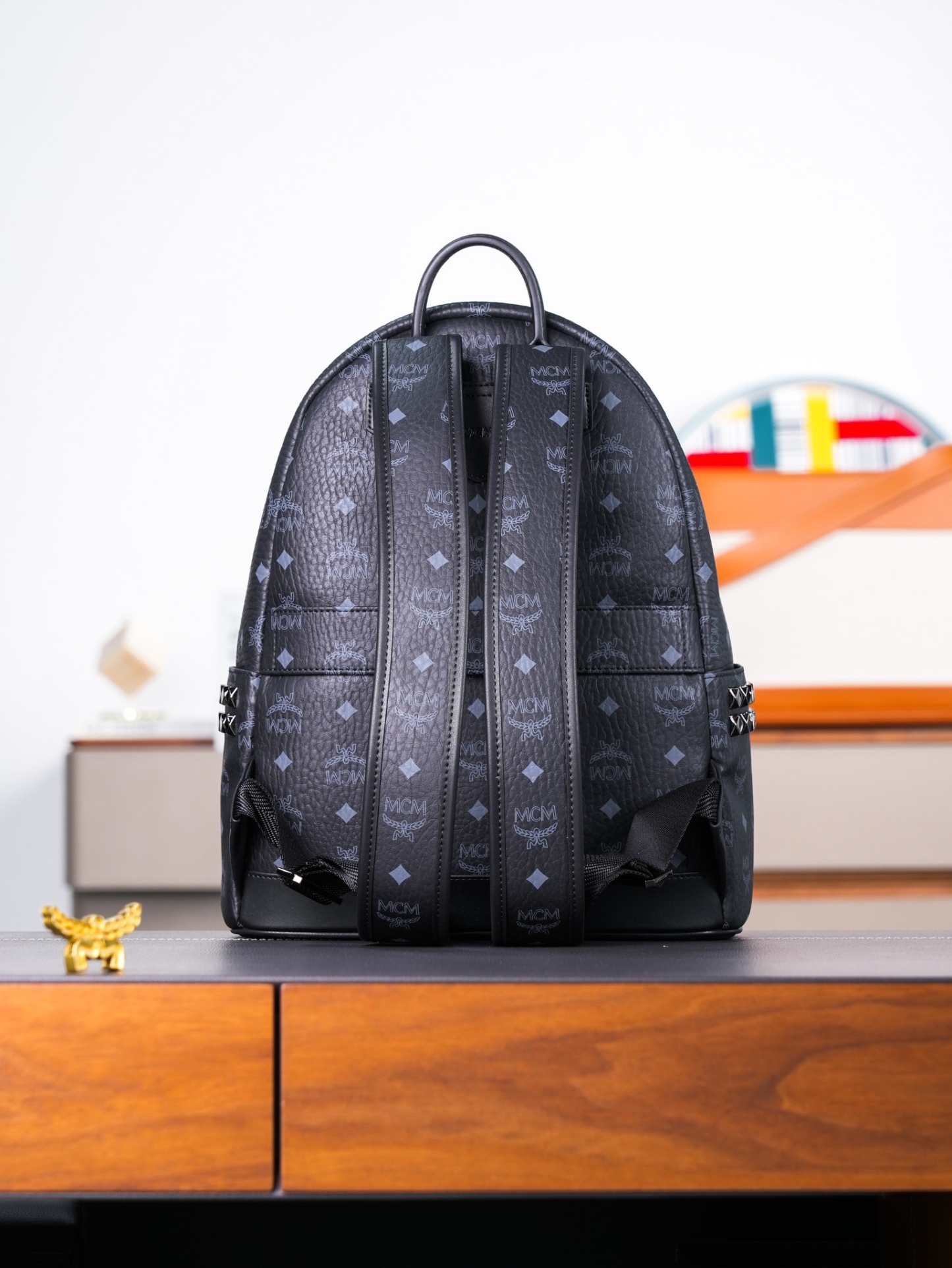 𝙈𝘾𝙈 𝙎𝙩𝙖𝙧𝙠 𝙎𝙞𝙙𝙚 𝙎𝙩𝙪𝙙𝙨，𝘽𝙖𝙘𝙠𝙥𝙖𝙘𝙠 𝙞𝙣 𝙑𝙞𝙨𝙚𝙩𝙤𝙨黑色小中号#铆钉双肩背包🎒黑色
# 男女同款包 # 背包里的黑酷天花板
这款双肩背包结构规整，采用经典Visetos材料制成，并饰以豪华的Nappa皮革饰边，其内部空间充裕，金字塔形的铆钉侧边使其前卫感十足。