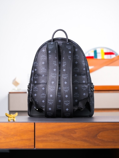 𝙈𝘾𝙈 𝙎𝙩𝙖𝙧𝙠 𝙎𝙞𝙙𝙚 𝙎𝙩𝙪𝙙𝙨，𝘽𝙖𝙘𝙠𝙥𝙖𝙘𝙠 𝙞𝙣 𝙑𝙞𝙨𝙚𝙩𝙤𝙨黑色小中号#铆钉双肩背包🎒黑色
# 男女同款包 # 背包里的黑酷天花板
这款双肩背包结构规整，采用经典Visetos材料制成，并饰以豪华的Nappa皮革饰边，其内部空间充裕，金字塔形的铆钉侧边使其前卫感十足。