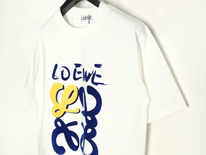 Loewe/羅意威 25ss 塗鴉彩繪植絨印花短袖T恤
260g棉質布料40支雙紗面料，無蝕塵‬毛藝工‬處布理‬面，紡織密度高，垂感佳，不易變形。
厚織感加上緊密紡紗工藝，不會影響Tee的透氣性，成色的飽和度很高
胸前撞色塗鴉彩繪植絨印花工藝
版型上身效果好，百搭好看的一款T恤，寬松版型遮肉顯瘦不挑人
顏色: 白色，黑色
S Size：S-XL