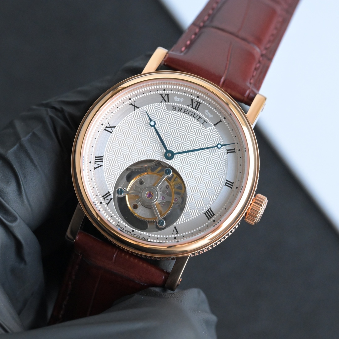 224年前，阿伯拉罕-路易·寶璣先生在他所創立的巴黎鐘錶堤岸制表工坊中，創造了制表史上令無數人贊嘆的陀飛輪調速裝置。這一無比複雜的精密機構彰顯了寶璣先生卓然超群的遠見與創想，時至今日仍對高級制表業有著重要意義。至今，陀飛輪的作用和意義已不僅是提高走時的精准度，而是譜寫了制表領域的輝煌篇章。寶璣陀飛輪時計臻品在百年徵程中不斷創新，超越自我，集精湛機械製造技藝與深厚美學原理於一身，創制出演繹複雜迷人的機械世界。腕表的表冠上刻有著名的寶璣品牌標誌，從側面我們可以看到表王寶璣著名的錢幣紋飾，代表著溫文爾雅