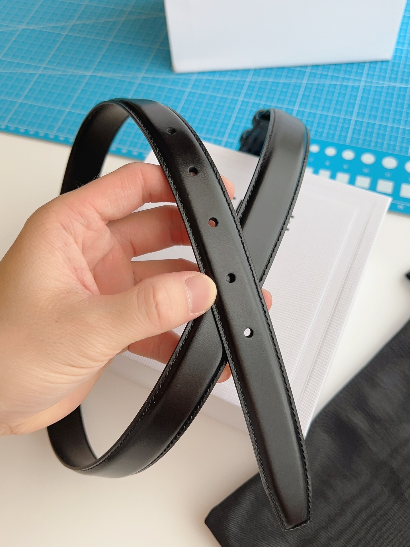 《CELINE》賽琳皮帶 celine 腰帶寬度2.5cm 超火凱旋門，手感柔軟細膩，上身效果超級好看。非常顯腰線型﹣﹣時尚必備神器﹣