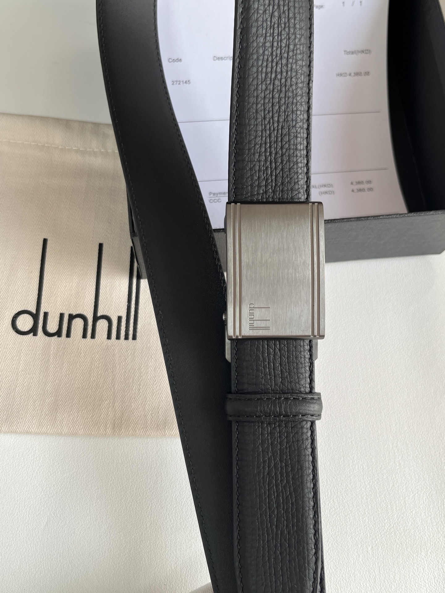 登喜路（Dunhill）是一家英國倫敦的男士奢侈品牌。皮帶以其精湛的工藝和經典的設計，成為男士配飾中的精品。皮帶的質感好、耐用性強，商務休閒百搭款！