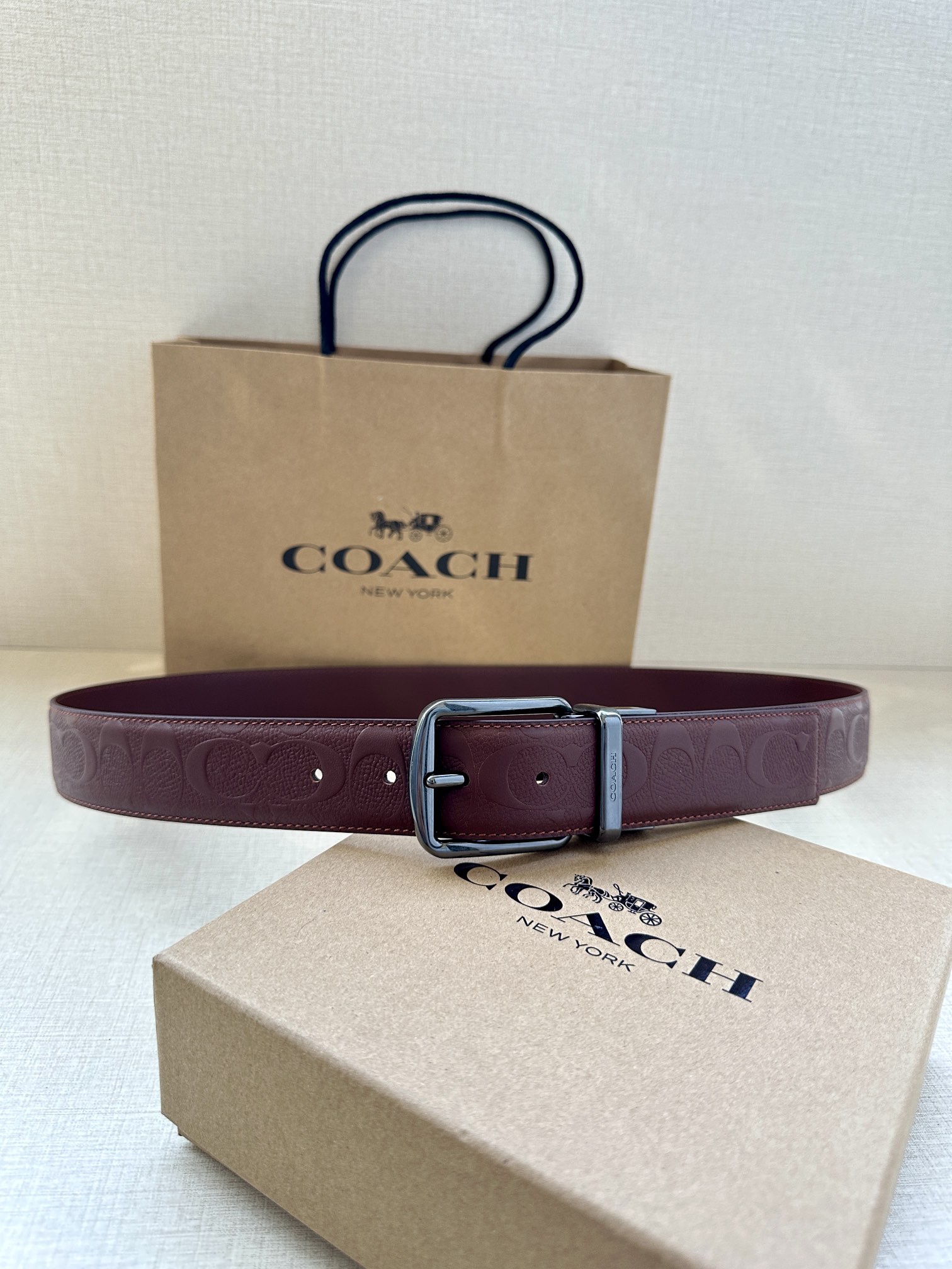 3.7cm（寬）COACH  這款雙面腰帶採用運動小牛皮製作，配有經典標誌帶扣，一款產品，兩種外觀。其合身度可個性定制，可用剪刀進行剪裁。
SAZ
D45
SMM
運動小牛皮
可裁剪
雙面
