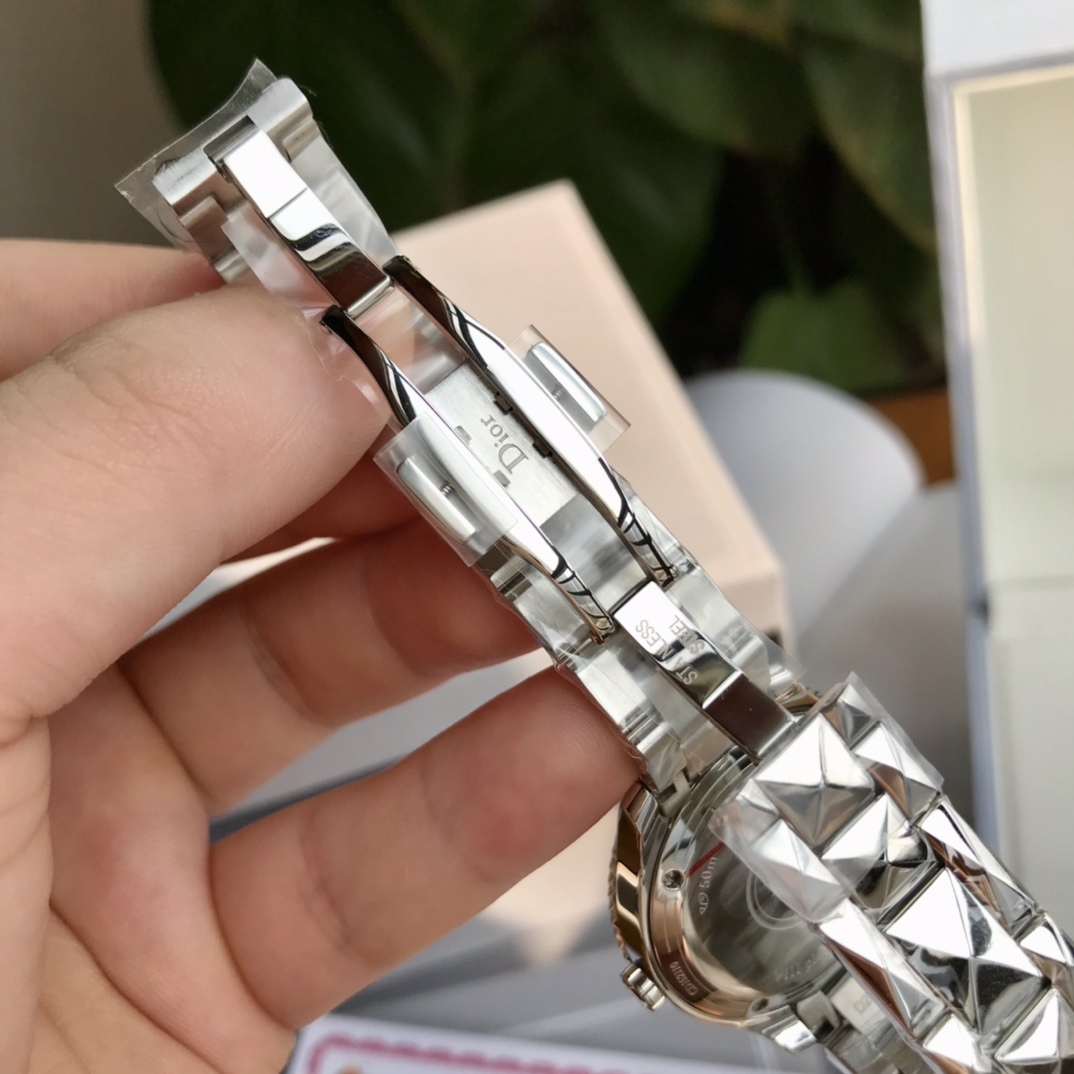 迪奧DIOR VIII系列腕表，承襲了迪奧手錶一貫的精神，將創新融入於華麗時尚的質感。以珠寶設計概念，融入最簡潔的設計，充滿清新氣質與現代氣息、幻化成一隻只永恆的經典。引入了新鮮色彩和全新元素，徬佛一件珍貴的織品，將經典與華麗交錯其中。卓越工藝精緻打磨將精鋼錶帶做鑽石💎切割形狀，舉手之間將光芒服貼於手腕上，猶如一款顯露時間的手煉。表圈鑲嵌Vs1.2天然鑽石67顆，顆顆閃耀，另外字面還鑲嵌了34顆Vs1.0天然真鑽，總數超百顆，史上最奢華，Gtc權威認證，聯網可查，白色珍珠母貝錶盤，鑽石菱點鑲貼時標，