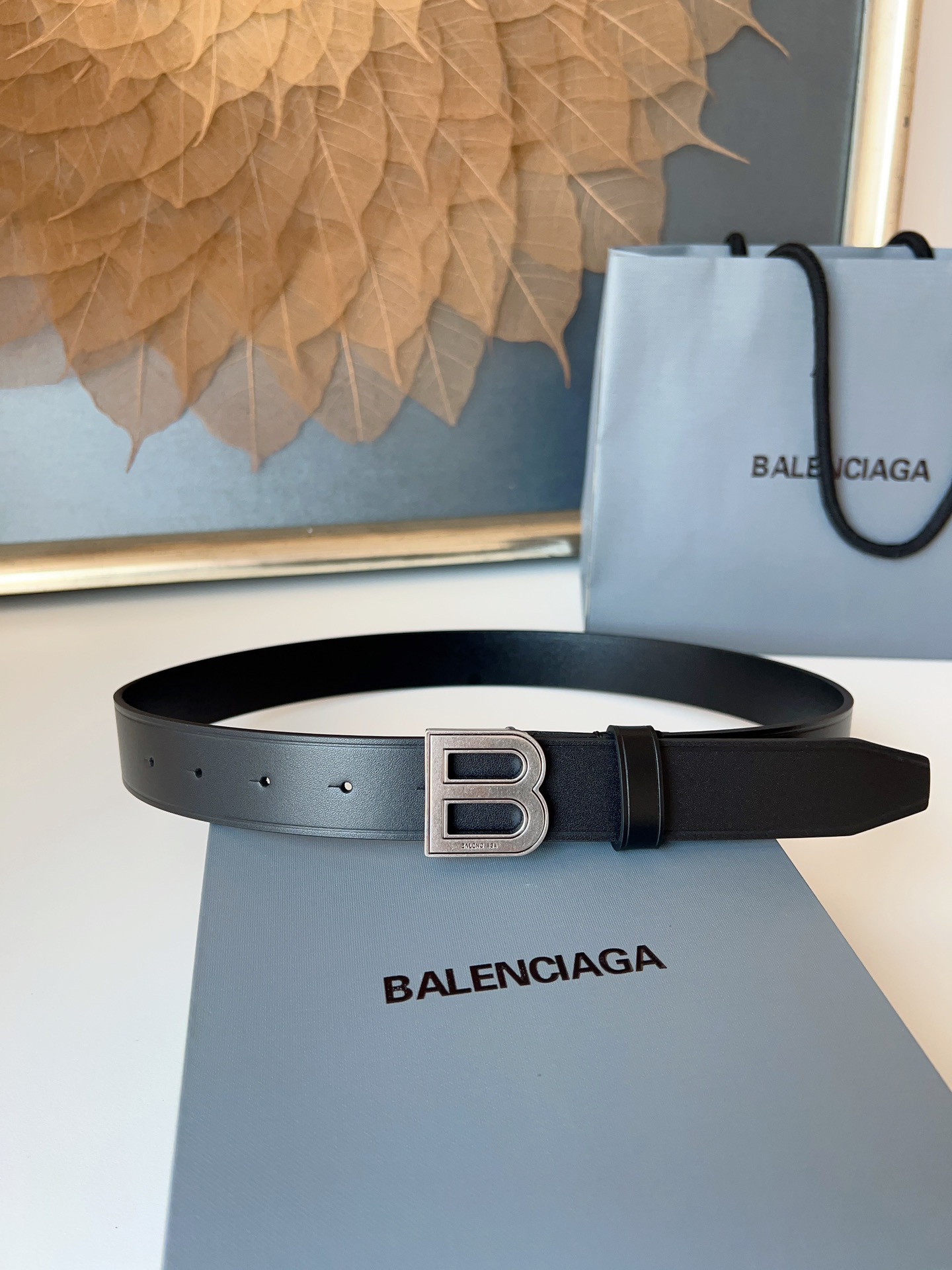 巴黎世家（Balenciaga）寬度3.0cm 是法國的奢侈品牌，作為時尚界最具影響力品牌之一的地位。設計師源於：都市時尚潮流獨特的設計風格，採用進口小牛皮製作；搭配純銅復古五金，使其更具魅力。值得擁有的百搭精品！