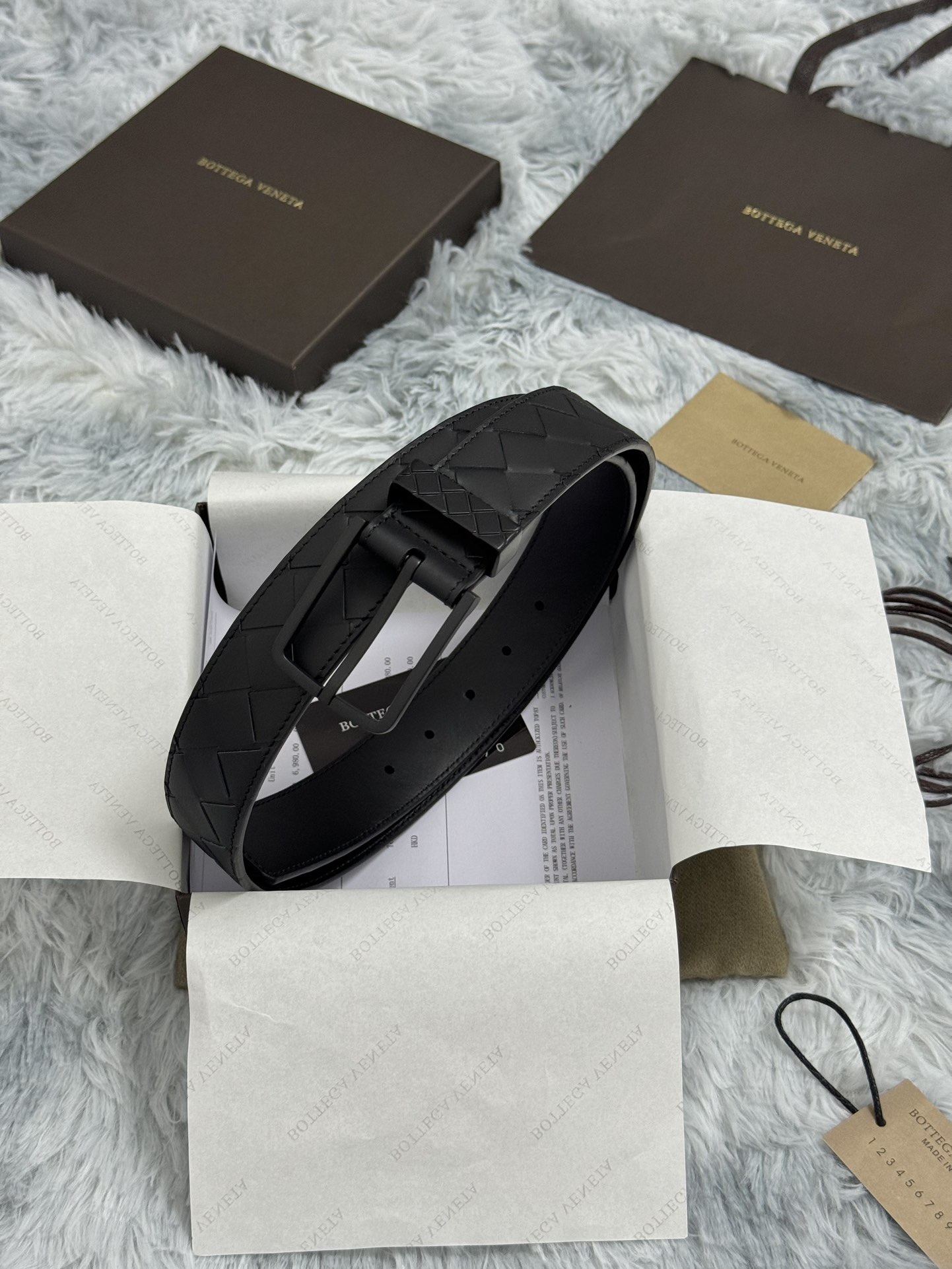 BOTTEGA VENETA   3.5cm   
手工編織牛皮經典之作
每個細節都體現出至高的品味和格調
整體造型增添優雅韻味  
低調奢華的典範
優雅迷人氣息
精緻的手工藝製作。