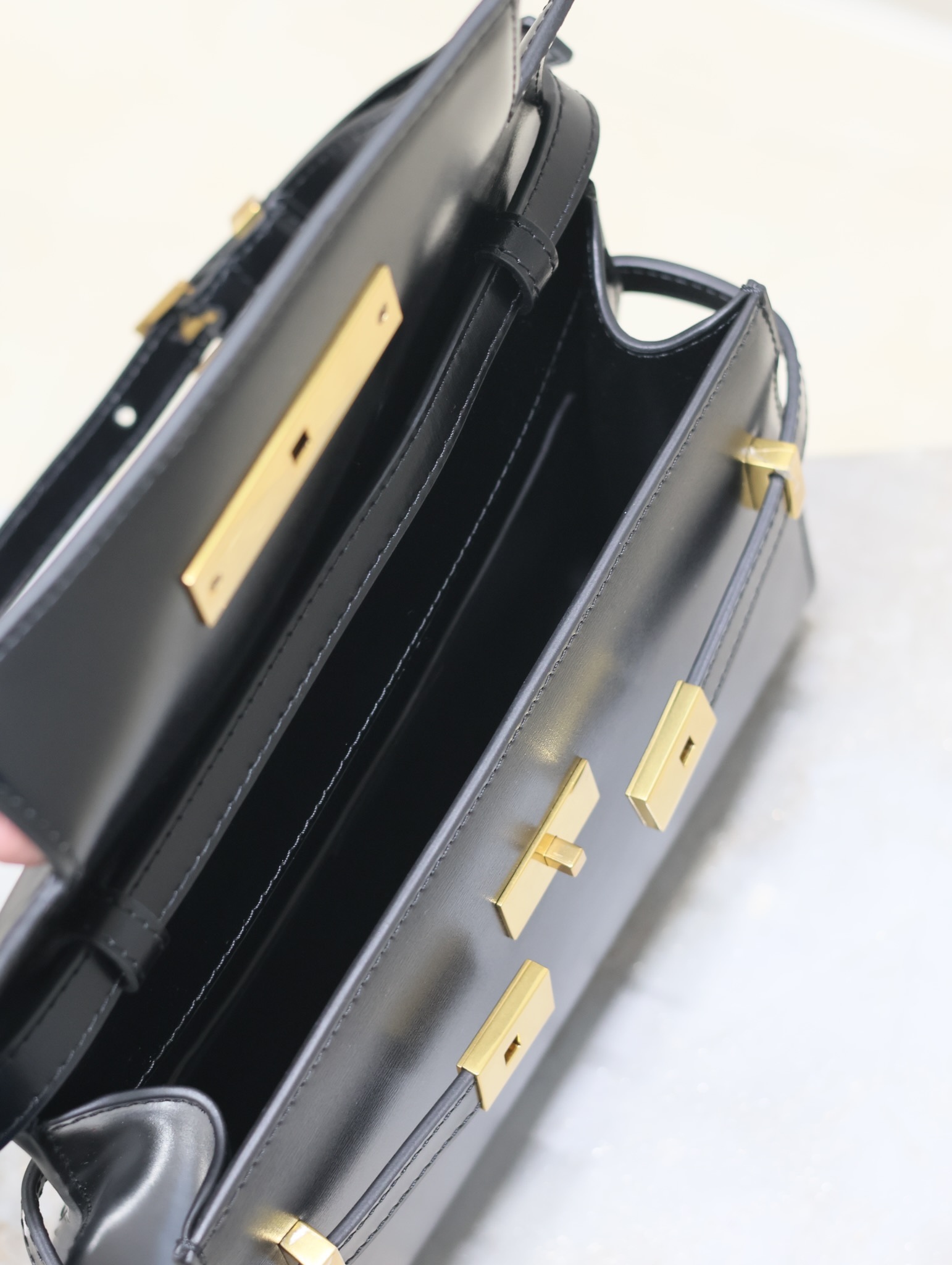 Manhattan_24cm
專櫃同步新款Manhattan法棍包小號24cm全新到貨！最新包型翻蓋曼哈頓法棍包，一改以往經典的logo，取而代之低調簡約的設計風格，它有點像H家的凱莉，很有復古的味道！商務➕休閒兩者結合，總結起來就是百搭！可以手拿，可以單肩或斜挎，一包多用，滿足了商務型女士，又滿足了小女生的休閒！精心挑選的原廠皮、完美的走線、精緻的五金讓整個包包都散髮出高級的味道！
型號：675626
尺寸：24x17.5x6cm