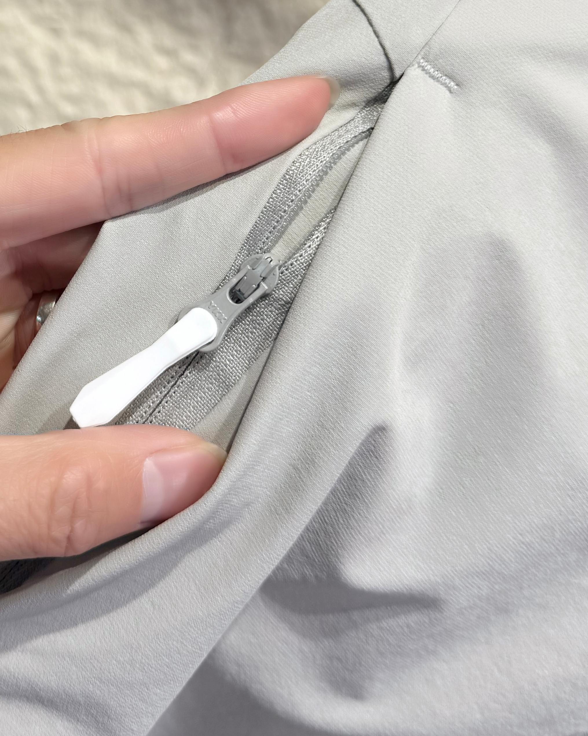 KOLON SPORT可隆🧊🧊  輕量涼感防曬衣情侶款  

戶外輕量化涼感防B1145曬衣上新🆕 ，可隆專櫃同款 在售💰1585+

採用功能性專業戶外防曬型針織材料 88的錦綸和12的氨綸 有非常好的彈性 和防水透氣功能  防曬值upf245+不怕曬傷，縱享戶外陽光☀️有專業檢測報告
彈力接觸涼感，緩解體熱，輕量御風 ，手腕彈力帶收口 ，貼合手腕的同時 提升鑽風性能 ，面料彈力十足 透氣性高  在運動出汗時 ，減少熱量 和粘附感
如果突降小雨還有功能性防水功能 

品質面料做工都無