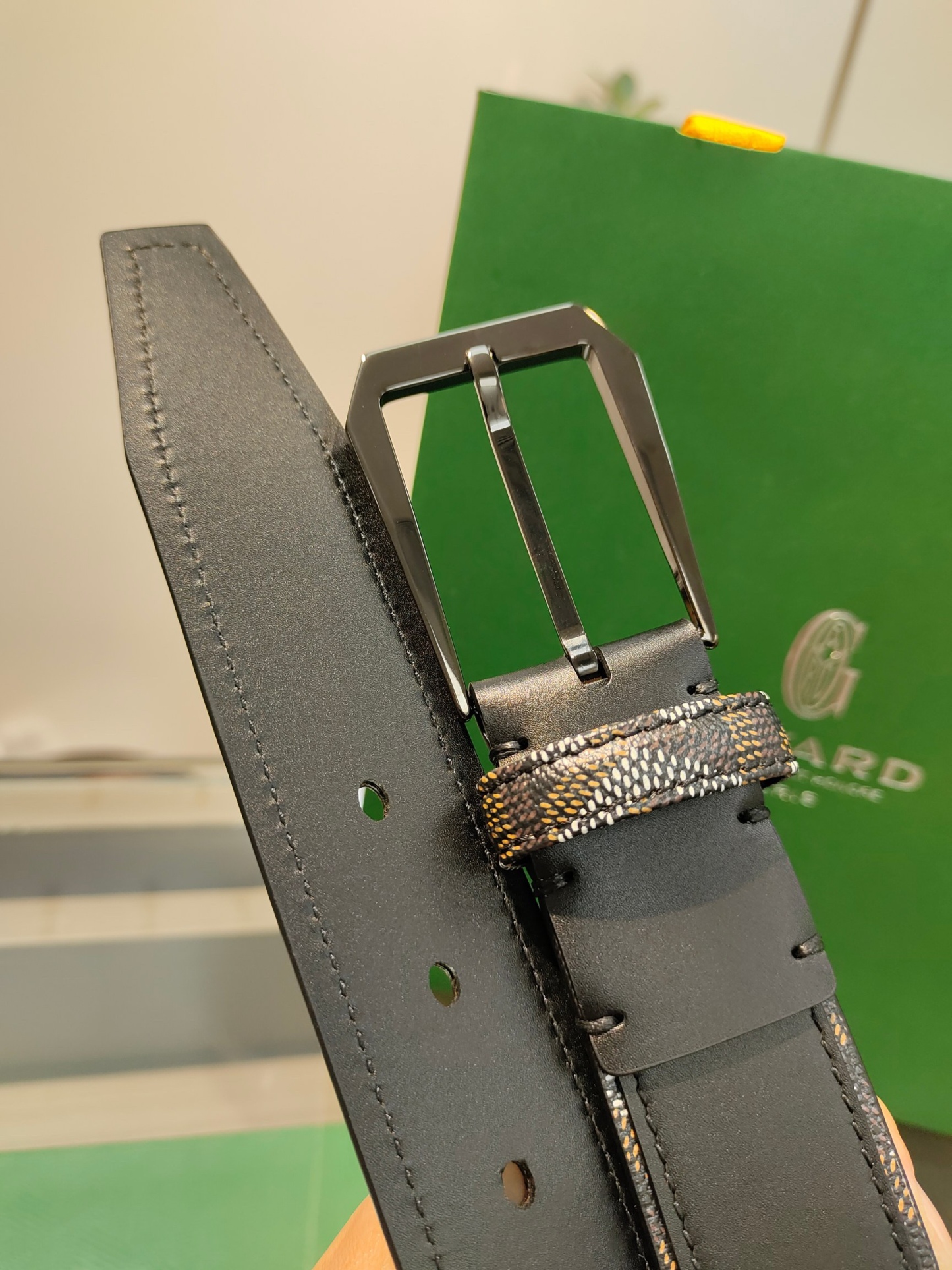 
Goyard(戈雅)腰帶源於法國奢侈品牌，設計風格簡約低調，腰帶身有標誌性帆布搭配進口頭層牛皮，腰帶扣採用簡約精品鋼扣，延續品牌的低調奢華，帶身寬度3.4CM，適用商務休閒日常佩戴。