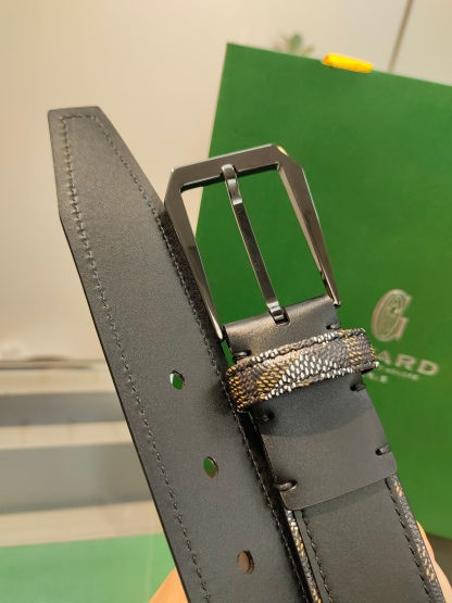 
Goyard(戈雅)腰帶源於法國奢侈品牌，設計風格簡約低調，腰帶身有標誌性帆布搭配進口頭層牛皮，腰帶扣採用簡約精品鋼扣，延續品牌的低調奢華，帶身寬度3.4CM，適用商務休閒日常佩戴。