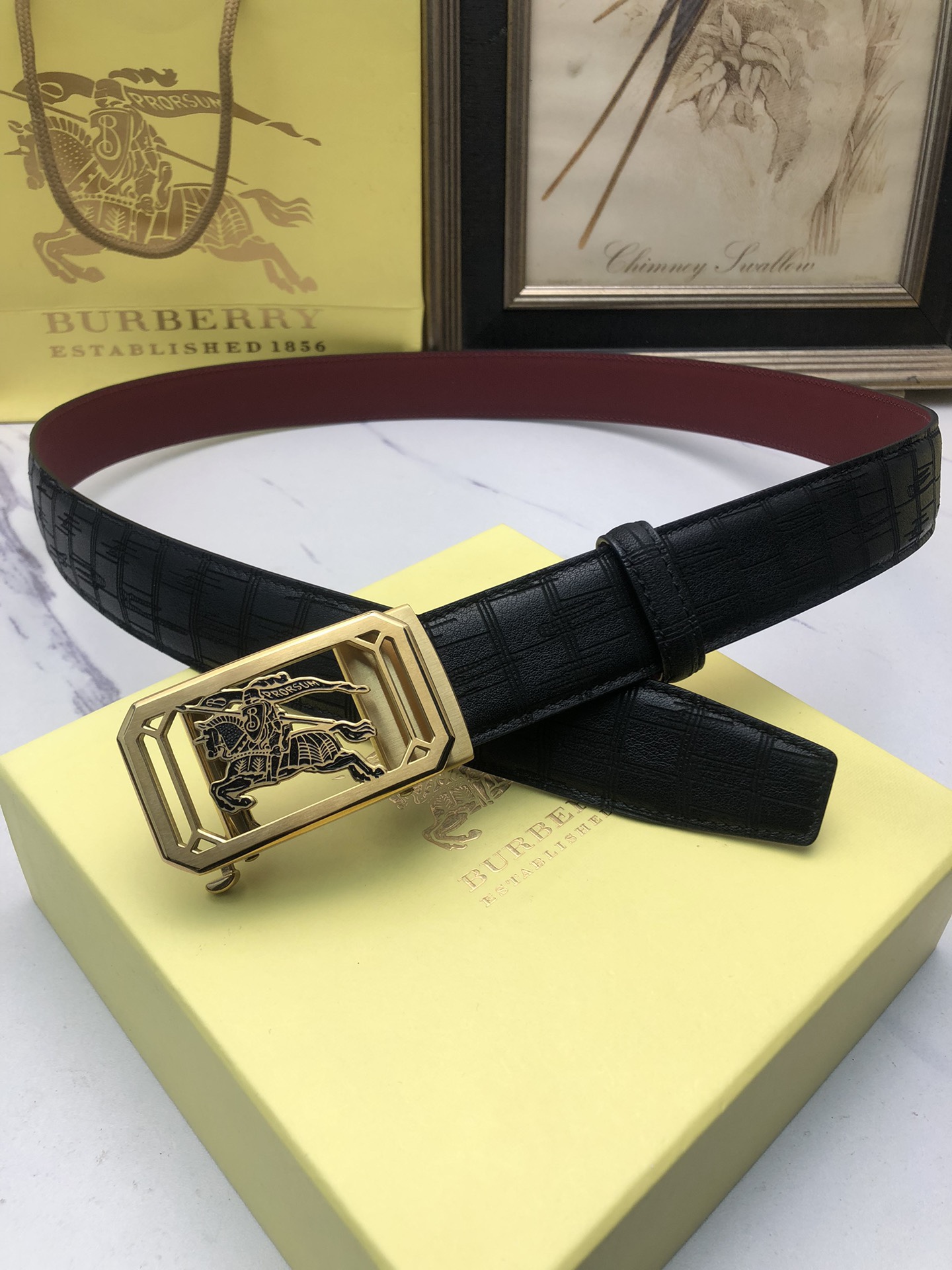 巴寶莉：原單頭層牛皮燙印花紋面，內襯頭層小牛皮底，搭配原單自動扣，可裁剪的自動帶，此款腰帶面雙採用意大利原定廠制進口牛皮帶身 ，對專版櫃足寬3.5