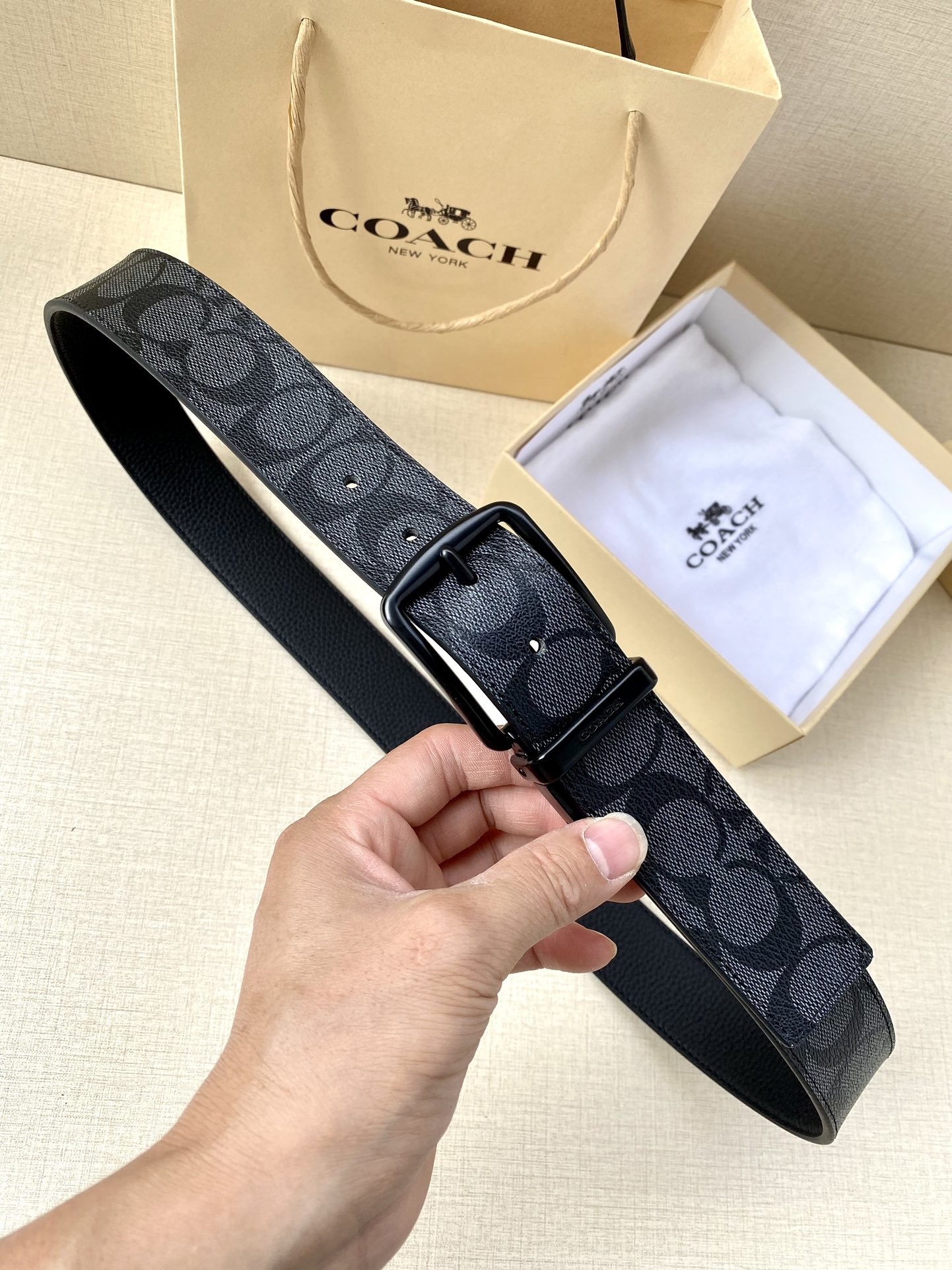 寬度3.8cm COACH 這款雙面腰帶一面為經典標誌帆布材質，另一面為精制皮革材質，配有標誌性扣件，將兩種外形合二為一。通過簡單的說明，可用剪刀剪裁至完美合身度。
標誌印花配頭層牛皮
可裁剪
雙面
38M (寬)