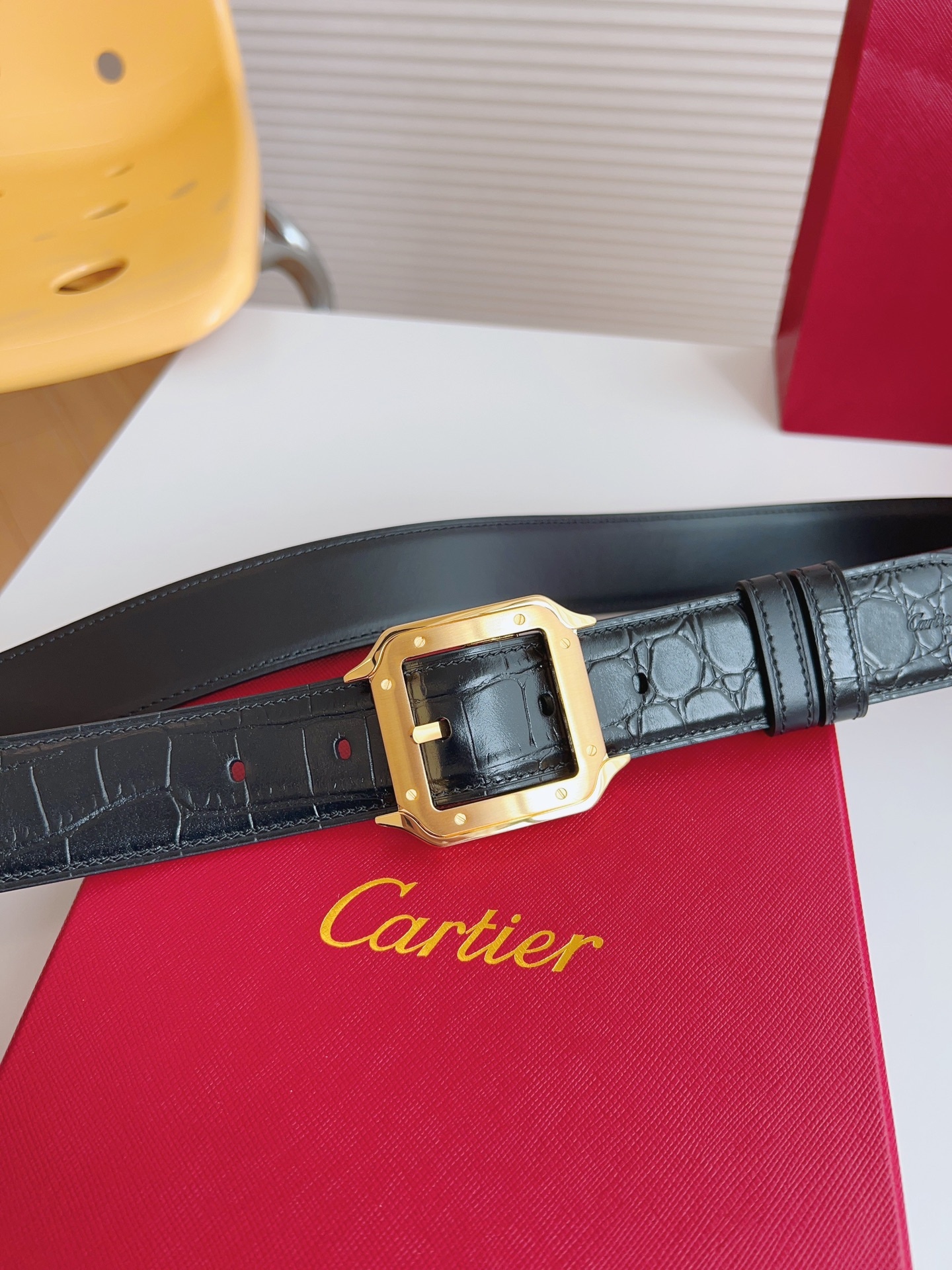 
Cartier（卡地亞）憑借匠心傑作展現與眾不同的美感，融合精湛工藝與經典設計，演繹雋永風格；瀟灑不羈，果敢獨立！此款式易搭配服飾；休閒正裝兩相宜。皮帶寬度：35mm