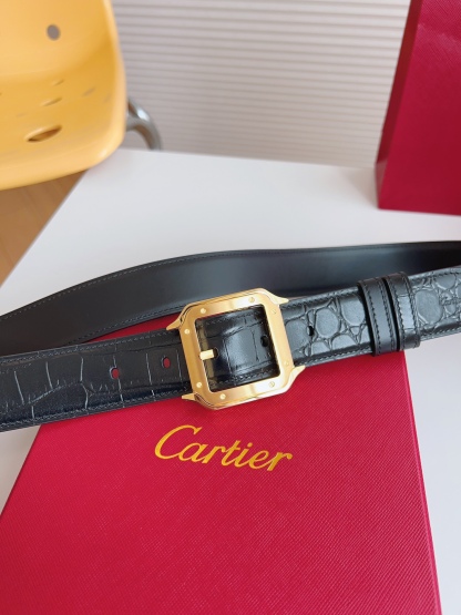 
Cartier（卡地亞）憑借匠心傑作展現與眾不同的美感，融合精湛工藝與經典設計，演繹雋永風格；瀟灑不羈，果敢獨立！此款式易搭配服飾；休閒正裝兩相宜。皮帶寬度：35mm