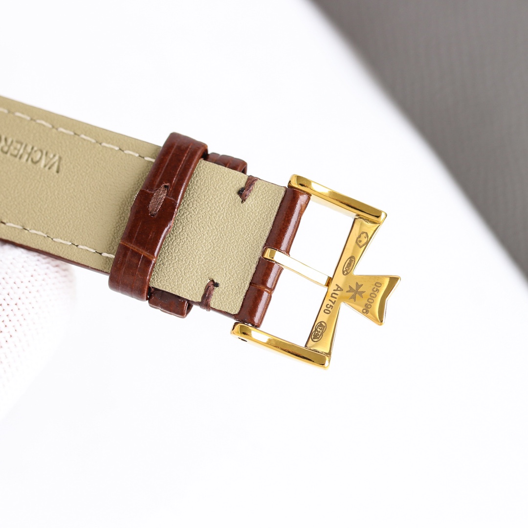 
江詩丹頓傳承系列腕表火爆上市！🔥簡雅大方，完美結合，讓你感受優雅紳土氣息！[禮物]該表搭載原裝進口9015超薄機芯，每小時振頻28800次，性能穩定，零返修！表殼： 釆用316 精鋼，藍寶石玻璃鏡面！🎖搭配意大利真皮錶帶原裝扣，直徑：40 mm，超強防水，簡潔大氣，高端品質，適合各種商務場合，送禮首選！