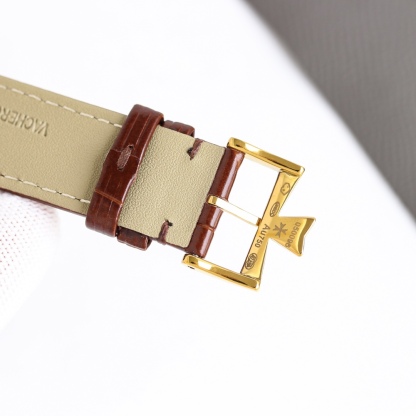 
江詩丹頓傳承系列腕表火爆上市！🔥簡雅大方，完美結合，讓你感受優雅紳土氣息！[禮物]該表搭載原裝進口9015超薄機芯，每小時振頻28800次，性能穩定，零返修！表殼： 釆用316 精鋼，藍寶石玻璃鏡面！🎖搭配意大利真皮錶帶原裝扣，直徑：40 mm，超強防水，簡潔大氣，高端品質，適合各種商務場合，送禮首選！