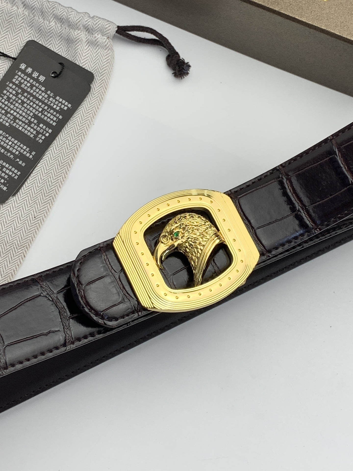 【史蒂芬】原版鰐魚紋牛皮腰帶，搭配新款不鏽鋼鷹頭扣，寬度3.8cm，雙面可用，長度不可調節，尺碼（85-110）具有獨特吸引力！