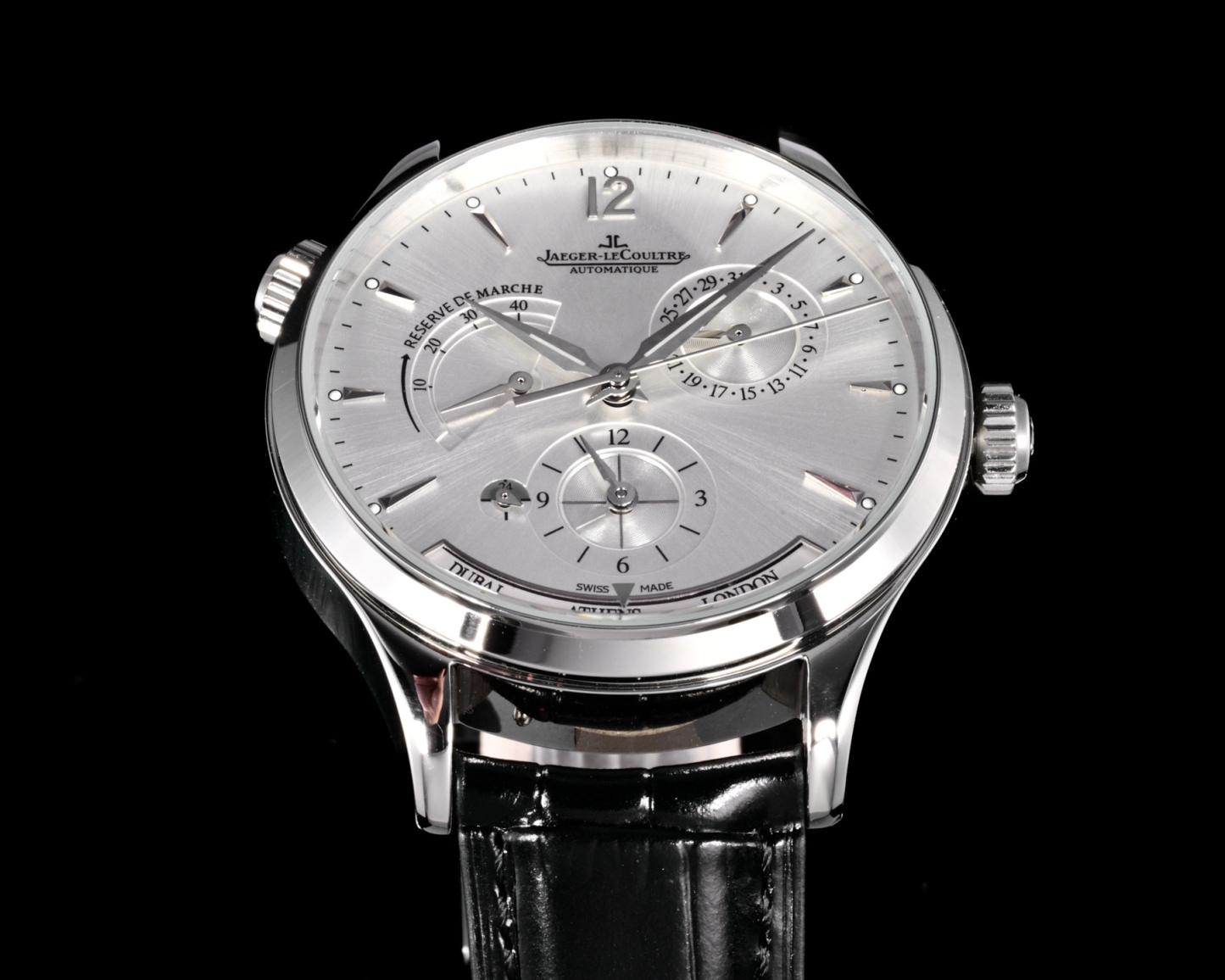 V+ Factory出品
【市場最高版本】JL積家 各路大咖都叫它大醜 其實賦予的是極高贊美 論品味與外觀 在鐘錶界有著舉足輕重的地位 戴出去怎麼都是長臉 各種彰顯品味 Master 地理學家大師系列 Q1428421 復刻版全新升級 多功能腕表 升級Cal.939A機芯 打磨效果更近原裝 升級軸 自動陀為玫金邊 字面紋路清晰 功能：日期顯示 雙時區 動力儲備顯示 316L精鋼  直徑42mm  原裝折疊扣！V+ Factory匠心之作 值得你擁有！