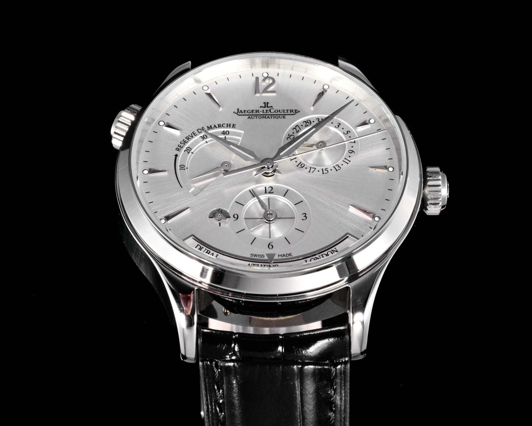 V+ Factory出品
【市場最高版本】JL積家 各路大咖都叫它大醜 其實賦予的是極高贊美 論品味與外觀 在鐘錶界有著舉足輕重的地位 戴出去怎麼都是長臉 各種彰顯品味 Master 地理學家大師系列 Q1428421 復刻版全新升級 多功能腕表 升級Cal.939A機芯 打磨效果更近原裝 升級軸 自動陀為玫金邊 字面紋路清晰 功能：日期顯示 雙時區 動力儲備顯示 316L精鋼  直徑42mm  原裝折疊扣！V+ Factory匠心之作 值得你擁有！