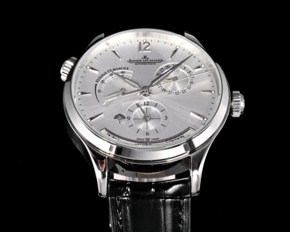 V+ Factory出品
【市場最高版本】JL積家 各路大咖都叫它大醜 其實賦予的是極高贊美 論品味與外觀 在鐘錶界有著舉足輕重的地位 戴出去怎麼都是長臉 各種彰顯品味 Master 地理學家大師系列 Q1428421 復刻版全新升級 多功能腕表 升級Cal.939A機芯 打磨效果更近原裝 升級軸 自動陀為玫金邊 字面紋路清晰 功能：日期顯示 雙時區 動力儲備顯示 316L精鋼  直徑42mm  原裝折疊扣！V+ Factory匠心之作 值得你擁有！