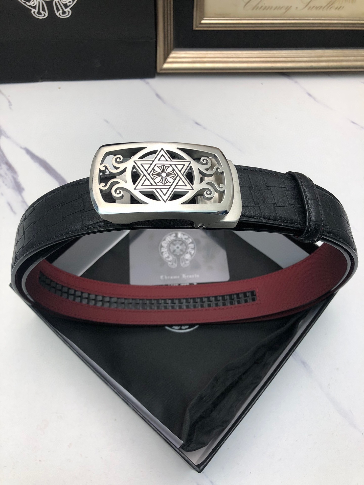 克羅星：原單頭層牛皮燙印花紋面，內襯頭層小牛皮底，搭配原單自動扣，可裁剪的自動帶，此款腰帶面雙採用意大利原定廠制進口牛皮帶身 ，對專版櫃足寬3.5