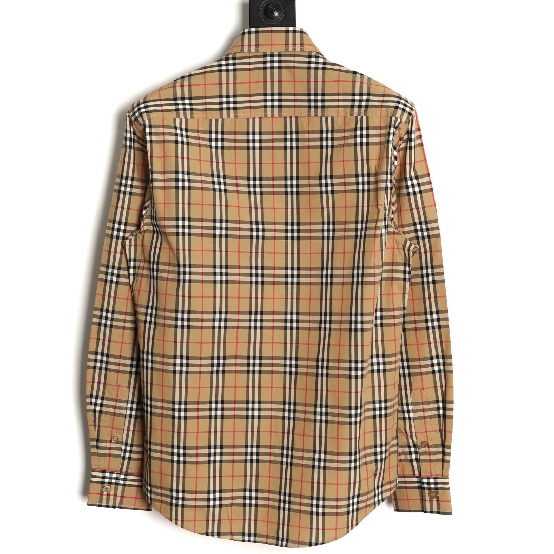 Burberry/巴寶莉 經典口袋小格紋棉質長袖襯衫
面料採用雙股80支梭織小斜紋面料，格紋對位，
紗線定織定染，每個獨立的尺碼都是定位裁片，前幅，口袋，
袖子等部位都是對格對位的，工序複製，費時費料，採用純天然珍珠貝殼紐扣，
洗水嘜定制，多處手工一片一片激光剪裁對位，
所有工序，用料都是ZP做法，區別市面一眼假版本
顏色：卡其小格
S Size：S-XL