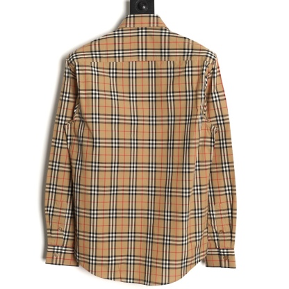 Burberry/巴寶莉 經典口袋小格紋棉質長袖襯衫
面料採用雙股80支梭織小斜紋面料，格紋對位，
紗線定織定染，每個獨立的尺碼都是定位裁片，前幅，口袋，
袖子等部位都是對格對位的，工序複製，費時費料，採用純天然珍珠貝殼紐扣，
洗水嘜定制，多處手工一片一片激光剪裁對位，
所有工序，用料都是ZP做法，區別市面一眼假版本
顏色：卡其小格
S Size：S-XL