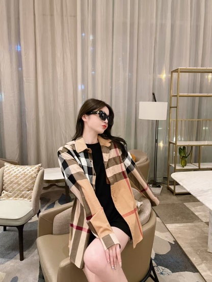 Burberry/巴寶莉 經典大格紋棉質襯衫
定制原版一致80支精梳棉單線紗，紗線全部訂染，最終確定織法，
無論是格型大小線條粗細均達到Y版水平並且布料沒有尾斜現象，
紅外線裁剪對條對格單件裁，保證大貨品質，
定制塔羅貝油封噴漆扣子自然發亮（不同市場版都是樹脂扣），裁片、領子坐領 門邊 袖口 部位加了燙薄，
全部要對格對位出成品，紅外激光定位對格取位，
每個獨立的尺碼都是定位裁片，前幅，口袋，袖子等部位都是對格對位的，
工序複製，費時費料，經典簡單氣質不失大牌，面料上身舒適柔軟卻又挺括有型，