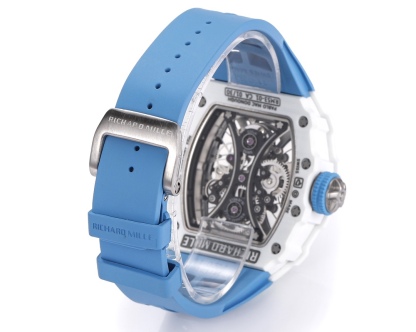 白色TPT石英纖維
【RICHARD MILLE】理查米爾RM53-01 將腕表設計與運動賽事相互結合，完美詮釋了賽場上的勇者堅定信念、頑強拼搏的精神。RM53-01以馬術運動為背景，採用多種高科技材料來抵御運動時帶來的強烈撞擊，從而保證不受破壞、正常運轉。高科技材質打造如同“護具”。“RM 53-01 PABLO MAC DONOUGH”的陀飛輪腕表，此款腕表除具備運動腕表的動感與活力外，還配備了堅固的TPT®碳纖維表殼、層壓藍寶石水晶表鏡以及固定機芯的懸浮式鋼索，有效的降低巨大衝擊、