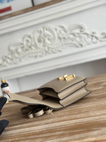 康康  空姐包  
constance  19cm  
epsom掌紋小牛皮  半收工  蠟線縫製