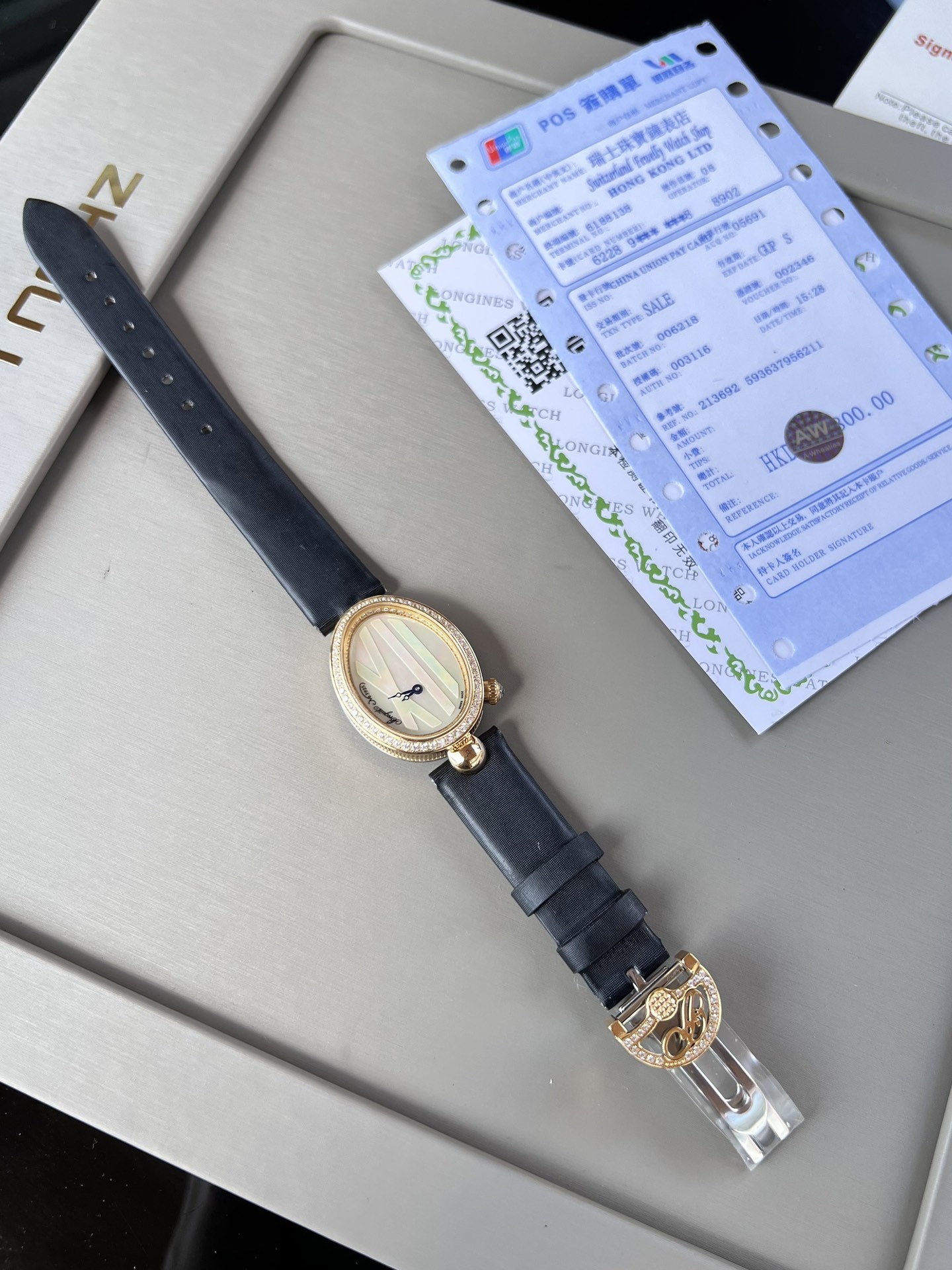 優雅出品史上最強復刻女表——寶璣那不勒斯皇后  黃金殼  系列驚艷登場，修正市場版本的所有不足，高貴典雅，盡顯女王風範！
【表殼】腕表尺寸分別為中號36.5x28.5毫米 小號33 x 25毫米
鵝卵形表殼高雅大氣，表殼外緣飾有錢幣紋。表圈和表殼周圍鑲嵌共117顆施華洛水晶（約0.99克拉）。表冠處鑲有一顆梨形晶石（約0.26克拉）
【精彩細節】
1.與原裝吻合，在表殼背部均打有貴金屬標識，效果清晰工整，彰顯腕表檔次。2.穹面玻璃，從側面看不僅有魚眼效果，還能折射鑽石帶來的璀璨光芒，更顯腕表高貴血統。
3