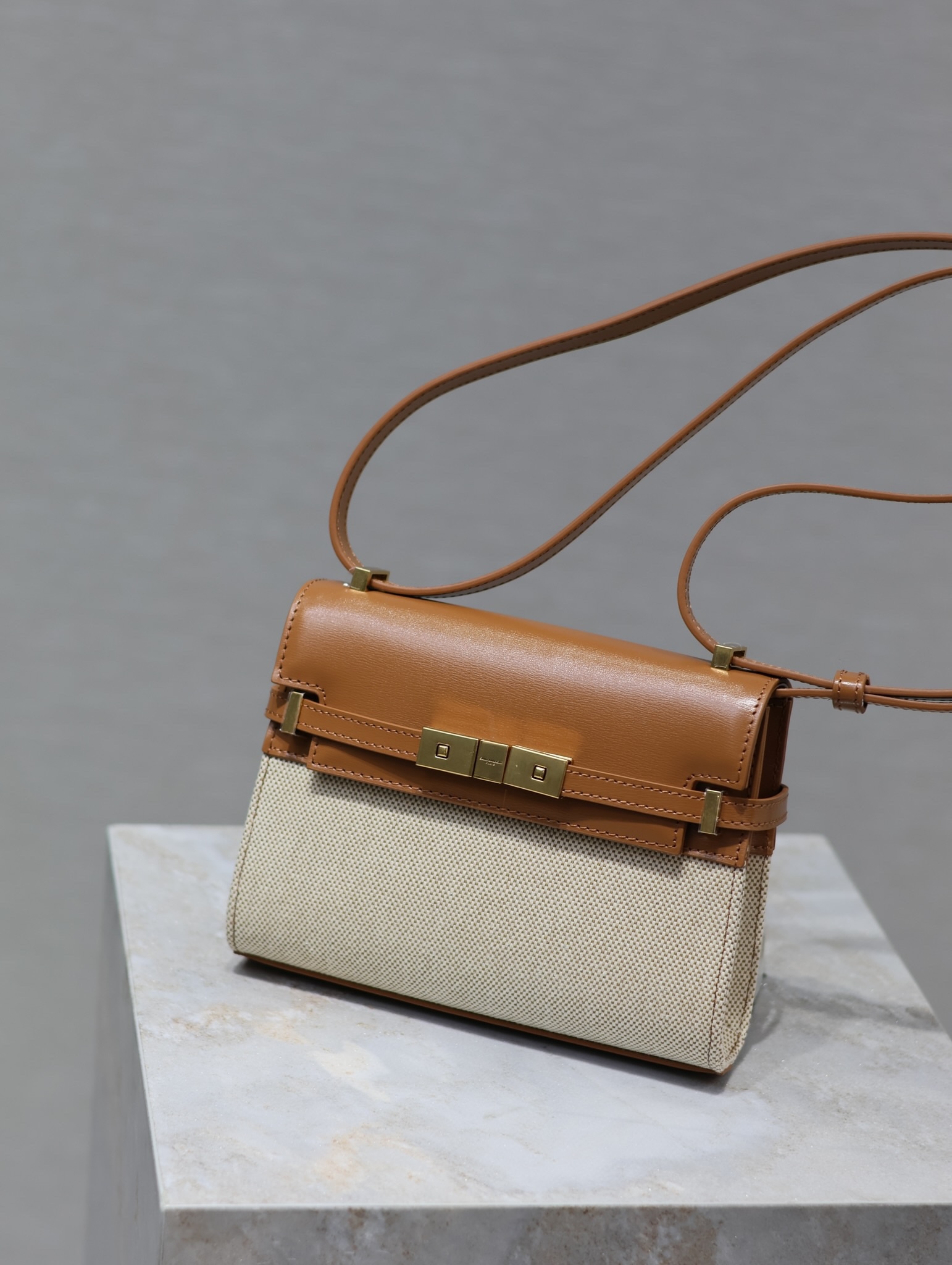 Manhattan mini_腋下/斜挎包
曼哈頓的經典造型，給人一種氣場很大的感覺！全包採用原廠牛皮搭配棉麻精心製作，翻蓋中央的金屬搭扣是曼哈頓系列的標誌性元素，包內有一卡袋，無其他多餘隔層，所以自重超級輕！可以肩背 斜挎及腋下背法。整體風格幹練又率性，是超級簡約耐看又大方的款式！
型號：727766
尺寸：19×14×4cm