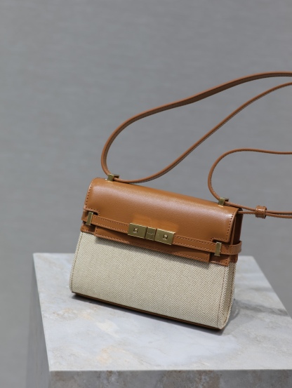 Manhattan mini_腋下/斜挎包
曼哈頓的經典造型，給人一種氣場很大的感覺！全包採用原廠牛皮搭配棉麻精心製作，翻蓋中央的金屬搭扣是曼哈頓系列的標誌性元素，包內有一卡袋，無其他多餘隔層，所以自重超級輕！可以肩背 斜挎及腋下背法。整體風格幹練又率性，是超級簡約耐看又大方的款式！
型號：727766
尺寸：19×14×4cm