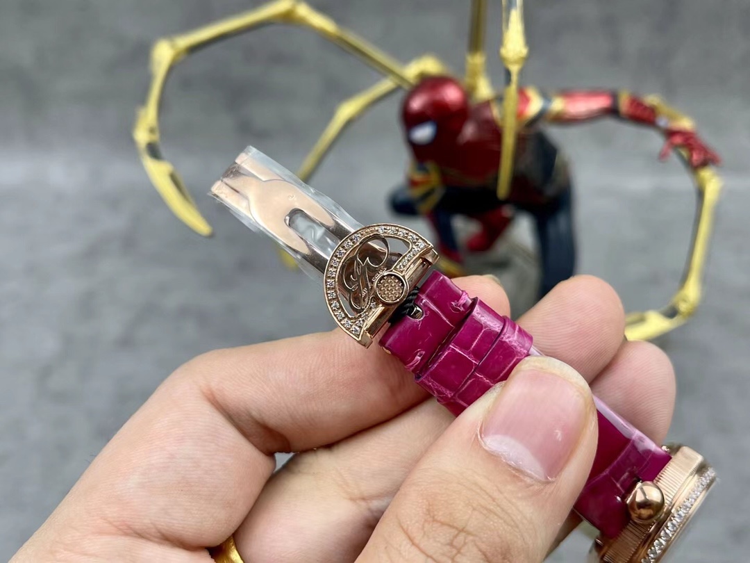 [玫瑰][玫瑰]最強 升級版 頂級 復刻女款 寶璣那不勒斯皇后系列，
【表殼】腕表尺寸分別為中號36.5x28.5毫米 
鵝卵形表殼高雅大氣，表殼外緣飾有錢幣紋。表圈和表殼周圍鑲嵌共117顆施華洛水晶（約0.99克拉）。表冠處鑲有一顆梨形晶石（約0.26克拉）
【精彩細節】
1.與原裝吻合，在表殼背部均打有貴金屬標識，效果清晰工整，彰顯腕表檔次。2.穹面玻璃，從側面看不僅有魚眼效果，還能折射鑽石帶來的璀璨光芒，更顯腕表高貴血統。
3.為了達到原裝K金質量的手感，調試了表殼內部結構的配重，做到重量與原版如出