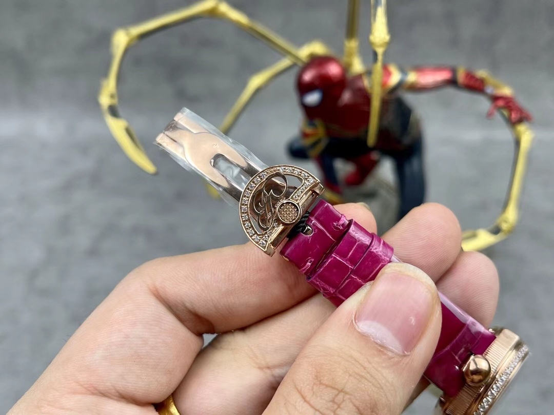 [玫瑰][玫瑰]最強 升級版 頂級 復刻女款 寶璣那不勒斯皇后系列，
【表殼】腕表尺寸分別為中號36.5x28.5毫米 
鵝卵形表殼高雅大氣，表殼外緣飾有錢幣紋。表圈和表殼周圍鑲嵌共117顆施華洛水晶（約0.99克拉）。表冠處鑲有一顆梨形晶石（約0.26克拉）
【精彩細節】
1.與原裝吻合，在表殼背部均打有貴金屬標識，效果清晰工整，彰顯腕表檔次。2.穹面玻璃，從側面看不僅有魚眼效果，還能折射鑽石帶來的璀璨光芒，更顯腕表高貴血統。
3.為了達到原裝K金質量的手感，調試了表殼內部結構的配重，做到重量與原版如出