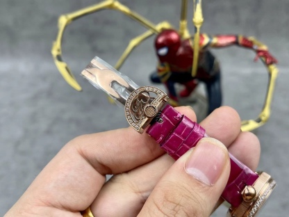 [玫瑰][玫瑰]最強 升級版 頂級 復刻女款 寶璣那不勒斯皇后系列，
【表殼】腕表尺寸分別為中號36.5x28.5毫米 
鵝卵形表殼高雅大氣，表殼外緣飾有錢幣紋。表圈和表殼周圍鑲嵌共117顆施華洛水晶（約0.99克拉）。表冠處鑲有一顆梨形晶石（約0.26克拉）
【精彩細節】
1.與原裝吻合，在表殼背部均打有貴金屬標識，效果清晰工整，彰顯腕表檔次。2.穹面玻璃，從側面看不僅有魚眼效果，還能折射鑽石帶來的璀璨光芒，更顯腕表高貴血統。
3.為了達到原裝K金質量的手感，調試了表殼內部結構的配重，做到重量與原版如出