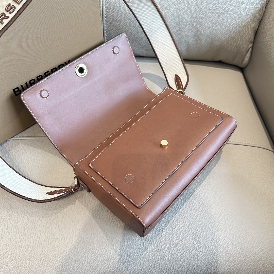 B家最新纖巧的斜挎包，採用意大利鞣制緝明線皮革精制而成，飾有鐫刻徽標的亮澤按扣，棉質帆布肩帶處飾有 Burberry 字母貼花。
25 x 8.5 x 18cm
肩背帶垂直佩戴高度：43cm🌟型號9061