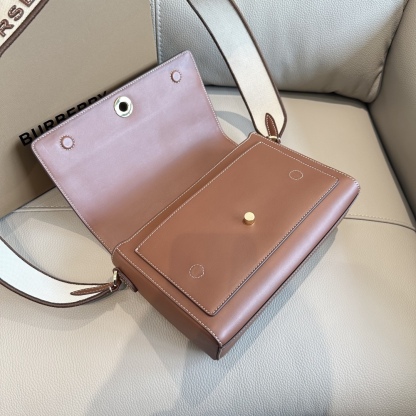 B家最新纖巧的斜挎包，採用意大利鞣制緝明線皮革精制而成，飾有鐫刻徽標的亮澤按扣，棉質帆布肩帶處飾有 Burberry 字母貼花。
25 x 8.5 x 18cm
肩背帶垂直佩戴高度：43cm🌟型號9061