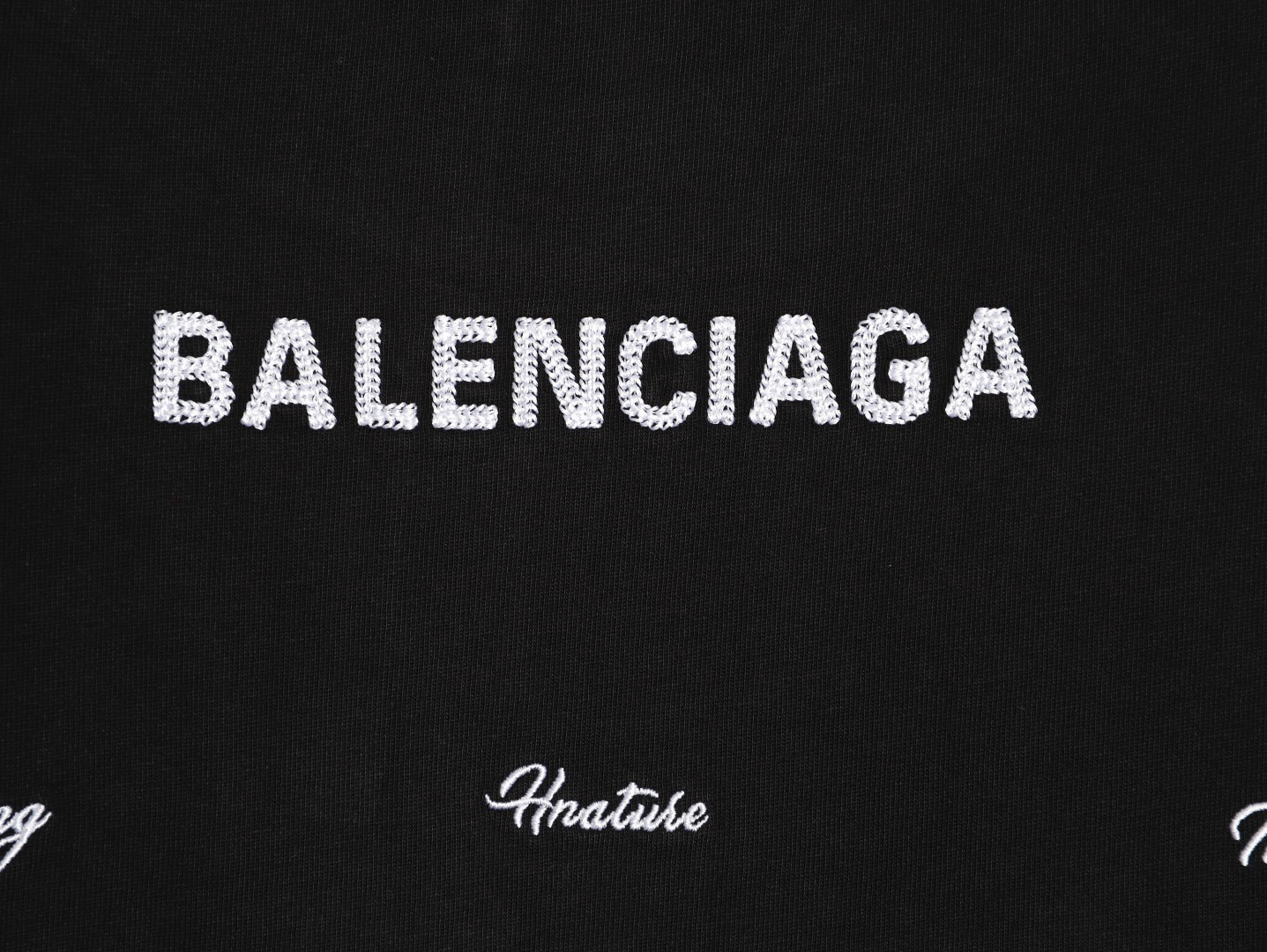 Balenciaga/巴黎世家 26ss 後背麥穗刺繡短袖
No.1的質量 真正天花板品質，正確320g定織定染雙紗面料 柔軟舒適，成衣洗水 定染螺紋 無色差 不變形 手工磨爛超重工藝。螺紋領口均為某巴某黎原領口 高包裹度 領口寬度和櫃櫃精確到毫米 厚領口不易變形，注意做工 領口處針腳 無折疊 順暢自然沒重疊線 真正還原 這是多少人都做不到的 ，區別市場通貨!
M1 Size: S-XL