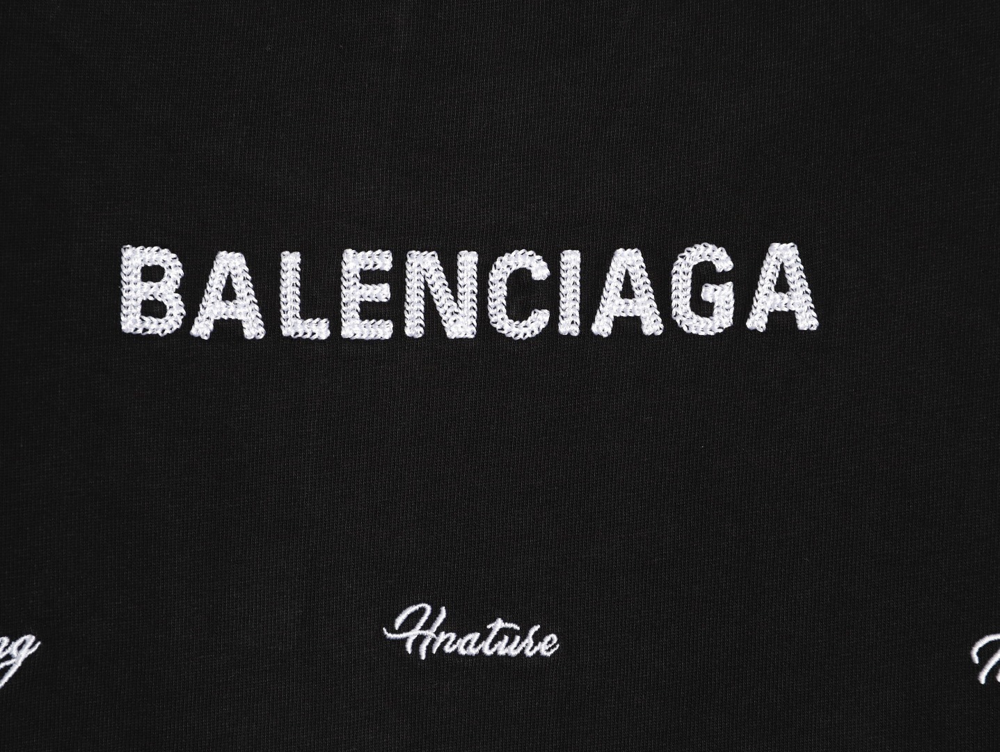 Balenciaga/巴黎世家 26ss 後背麥穗刺繡短袖
No.1的質量 真正天花板品質，正確320g定織定染雙紗面料 柔軟舒適，成衣洗水 定染螺紋 無色差 不變形 手工磨爛超重工藝。螺紋領口均為某巴某黎原領口 高包裹度 領口寬度和櫃櫃精確到毫米 厚領口不易變形，注意做工 領口處針腳 無折疊 順暢自然沒重疊線 真正還原 這是多少人都做不到的 ，區別市場通貨!
M1 Size: S-XL