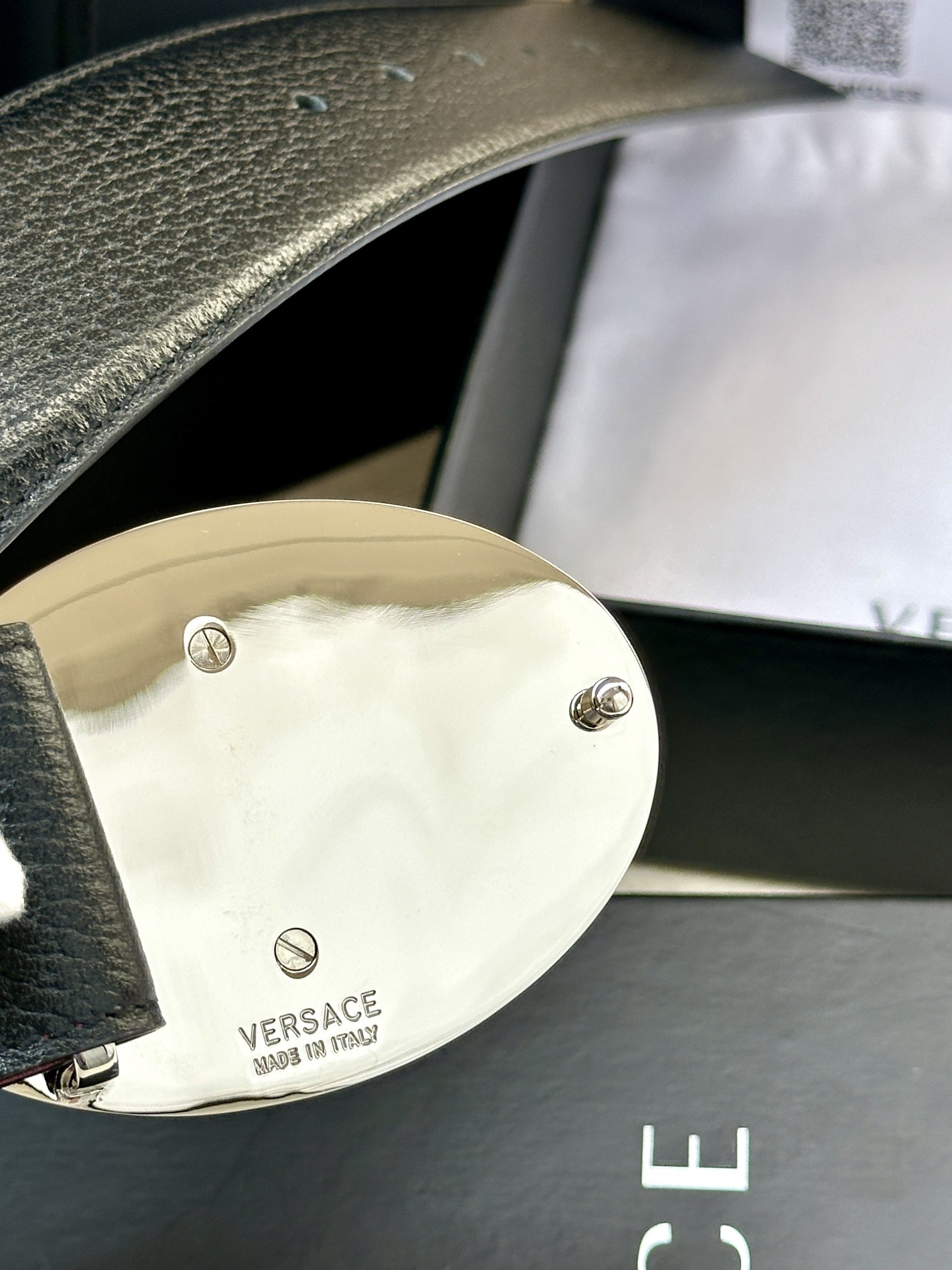 寬度：4.0cm （範思哲） 此款橢圓五金配件、腰帶飾有標誌性的Versace美杜莎頭像扣，彰顯品牌格調。是一款精美的衣櫥必備單品。