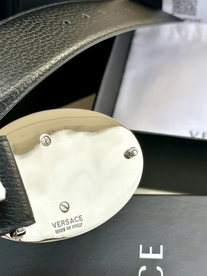 寬度：4.0cm （範思哲） 此款橢圓五金配件、腰帶飾有標誌性的Versace美杜莎頭像扣，彰顯品牌格調。是一款精美的衣櫥必備單品。