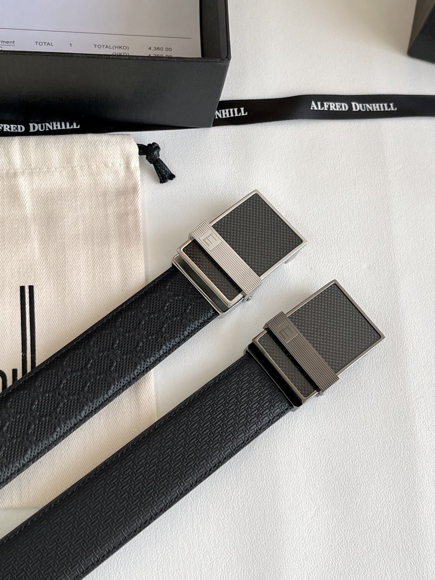 登喜路（Dunhill）是一家英國倫敦的男士奢侈品牌。皮帶以其精湛的工藝和經典的設計，成為男士配飾中的精品。皮帶的質感好、耐用性強，商務休閒百搭款！